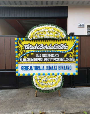 Papan Bunga Duka di Girian Weru Satu